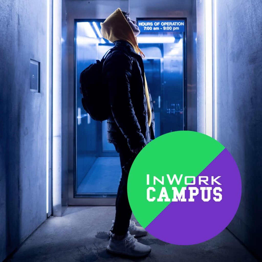 techniek student met hoodie in gang inwork campus logo